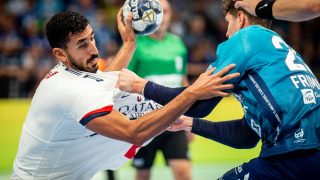 Szeged, 2025. szeptember 25. Sebastian Frimmel (j), a Szeged és Yahia Khaled Mahmoud Fathy Omar (b), a Paris Saint-Germain játékosa a férfi kézilabda Bajnokok Ligája B csoportjában, a 3. fordulójában játszott OTP Bank-Pick Szeged - Paris Saint-Germain mérkőzésen a szegedi Pick Arénában 2025. szeptember 25-én. MTI/Ujvári Sándor