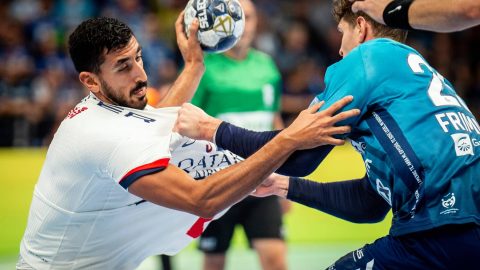 Szeged, 2025. szeptember 25. Sebastian Frimmel (j), a Szeged és Yahia Khaled Mahmoud Fathy Omar (b), a Paris Saint-Germain játékosa a férfi kézilabda Bajnokok Ligája B csoportjában, a 3. fordulójában játszott OTP Bank-Pick Szeged - Paris Saint-Germain mérkőzésen a szegedi Pick Arénában 2025. szeptember 25-én. MTI/Ujvári Sándor