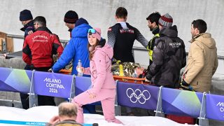 Jakob Mandlbauert hordágyon vitték el a pályáról.