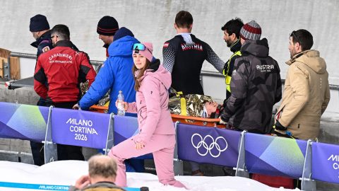 Jakob Mandlbauert hordágyon vitték el a pályáról.