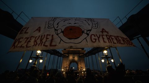 Gyermekvédlemi tüntets Budapesten a javítóintézetben elkövetett visszaélések miatt.