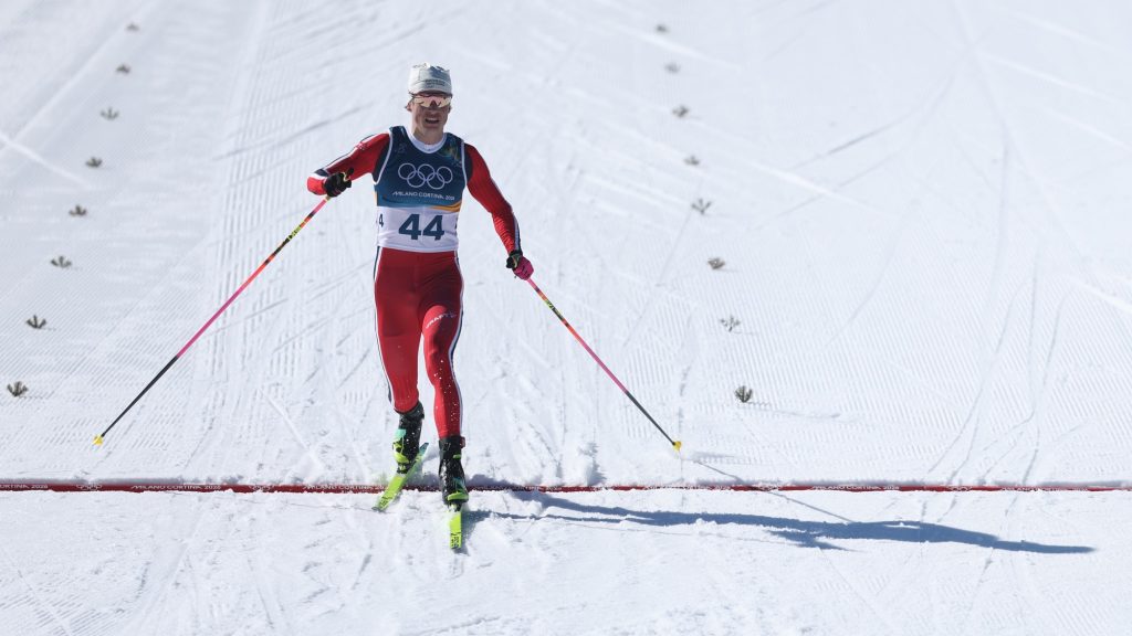 Johannes Klaebo, amint áthalad a célvonalon a sífutók egyéni indításos versenyén.