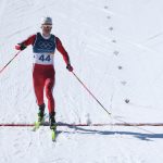 Johannes Klaebo, amint áthalad a célvonalon a sífutók egyéni indításos versenyén.