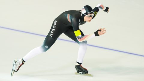 A német Josephnie Schlörb a gyorskorcsolyázók kanadai világkupa-versenyén.