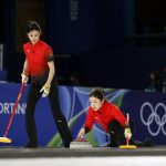 Jü Han és a kínai női curlingcsapat a milánói-cortinai téli olimpián.