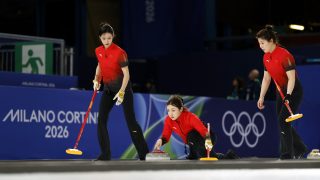 Jü Han és a kínai női curlingcsapat a milánói-cortinai téli olimpián.