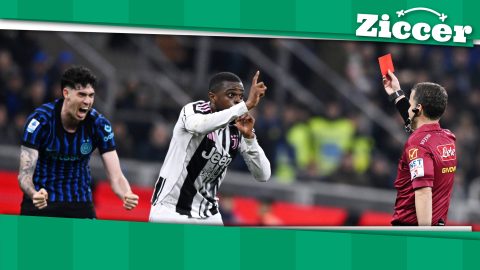 Pierre Kalulu, a Juventus játékosa, amikor piros lapot kap az Inter elleni olasz bajnokin.