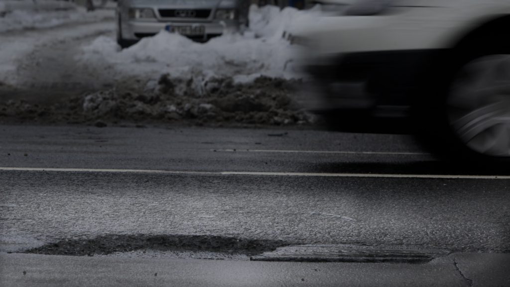 Megrongálta autója kerekét egy kátyú? Ezt kell tennie