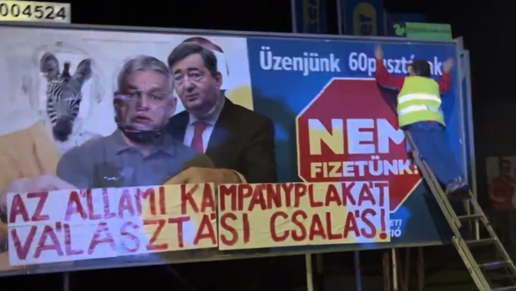 Büntetőeljárás indult a pécsi jogász ellen, aki kidekorálta a kormány egyik óriásplakátját