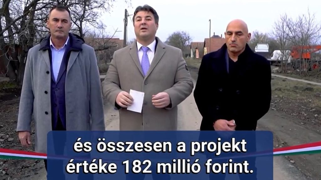 Dübörög a kampány: egy fideszes képviselőjelölt ünnepélyesen átadott egy frissen leaszfaltozott utcát és egy fékész útfelújítást