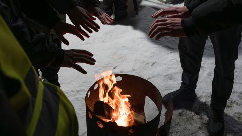 Kijevi lakosok melegszenek a tűz körül.