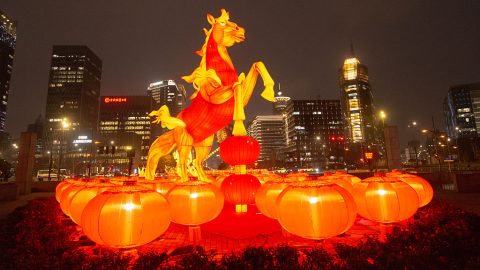 Sanghaj központjában egy hatalmas lovas installációval készülnek a ló évére.