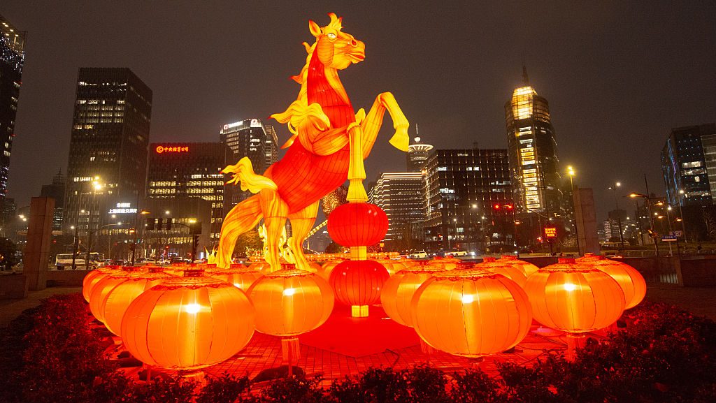 Sanghaj központjában egy hatalmas lovas installációval készülnek a ló évére.