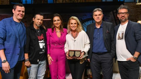 Hegyi Barbara a Kincsvadászok kereskedőivel a Kincsvadászok VIP című műsorban.