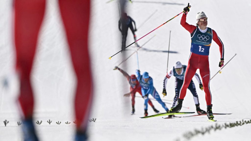 Johannes Klaebo már integetett, mikor a cél felé tartott.