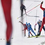 Johannes Klaebo már integetett, mikor a cél felé tartott.