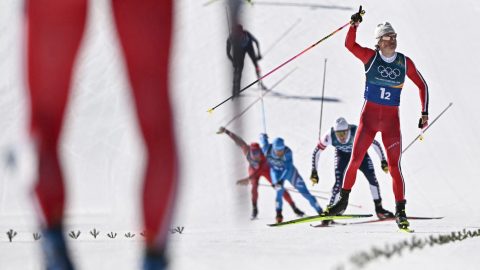 Johannes Klaebo már integetett, mikor a cél felé tartott.