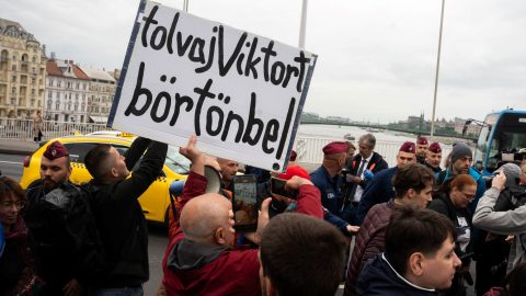 Hadházy Ákos és támogatóinak tüntetése a Ferenciek terén 2025. május 6-án.