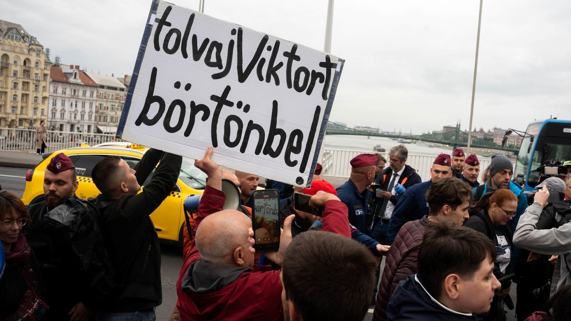 Hadházy Ákos és támogatóinak tüntetése a Ferenciek terén 2025. május 6-án.