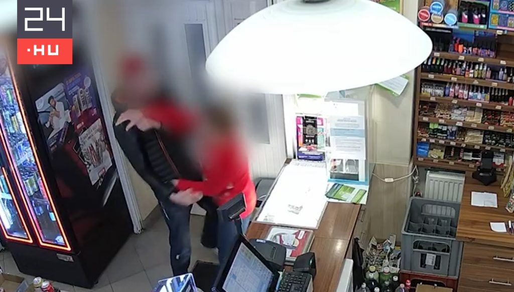 Üdítőt rabolt Attila, de a földre zuhanó eladónő nem adta fel a harcot, a férfi után ment és visszaszerezte tőle az italt – videó