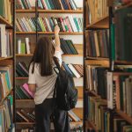 Lány könyvtárban.