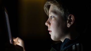 Okoseszközt használó gyerek.