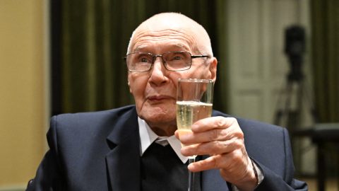 Kurtág György maga elé emel egy pohár pezsgőt