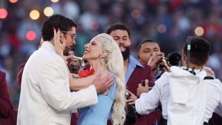 Bad Bunny és Lady Gaga egymás szemébe néznek a 2026-os Super Bowl színpadán, a félidei műsorban