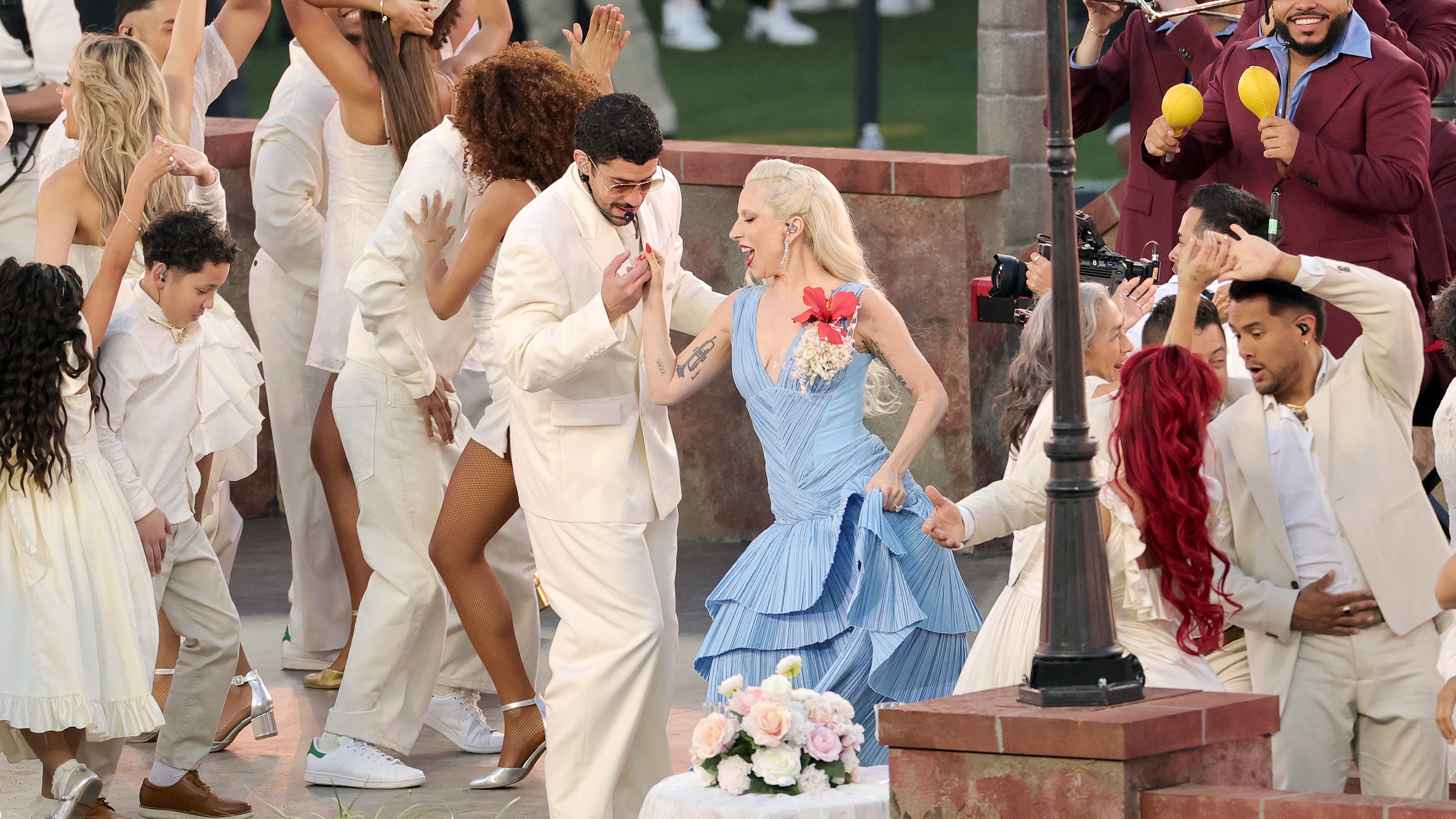 Bad Bunny és Lady Gaga a 2026-os Super Bowl színpadán, a félidei műsorban