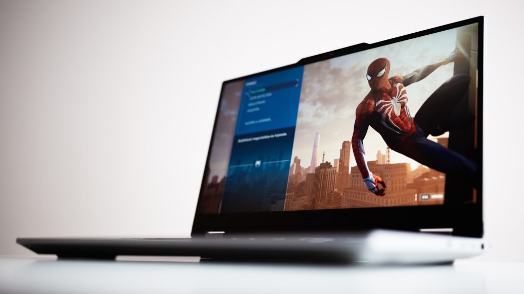 Miért lassabb egy laptop akkumulátorról, mint töltőre dugva?