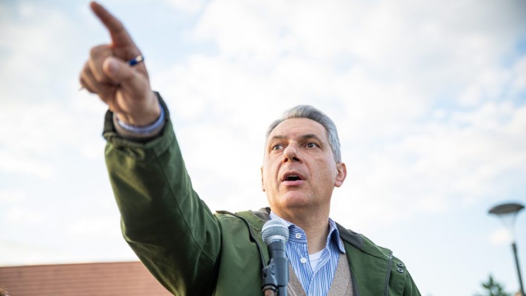 „Lázár János vagy Ön állított valótlant?” – Újabb körkérdés a nepotizmusról