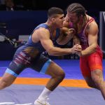 Losonczi Dávid (kékben) és a szerb Zurabi Datunashvili a belgrádi birkózó-világbajnokság kötöttfogású mezőnye 87 kilogrammos súlycsoportjának elődöntőjében 2022. szeptember 10-én.