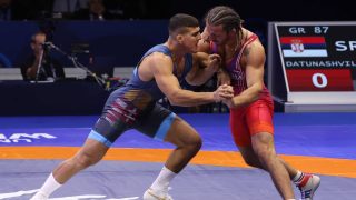 Losonczi Dávid (kékben) és a szerb Zurabi Datunashvili a belgrádi birkózó-világbajnokság kötöttfogású mezőnye 87 kilogrammos súlycsoportjának elődöntőjében 2022. szeptember 10-én.