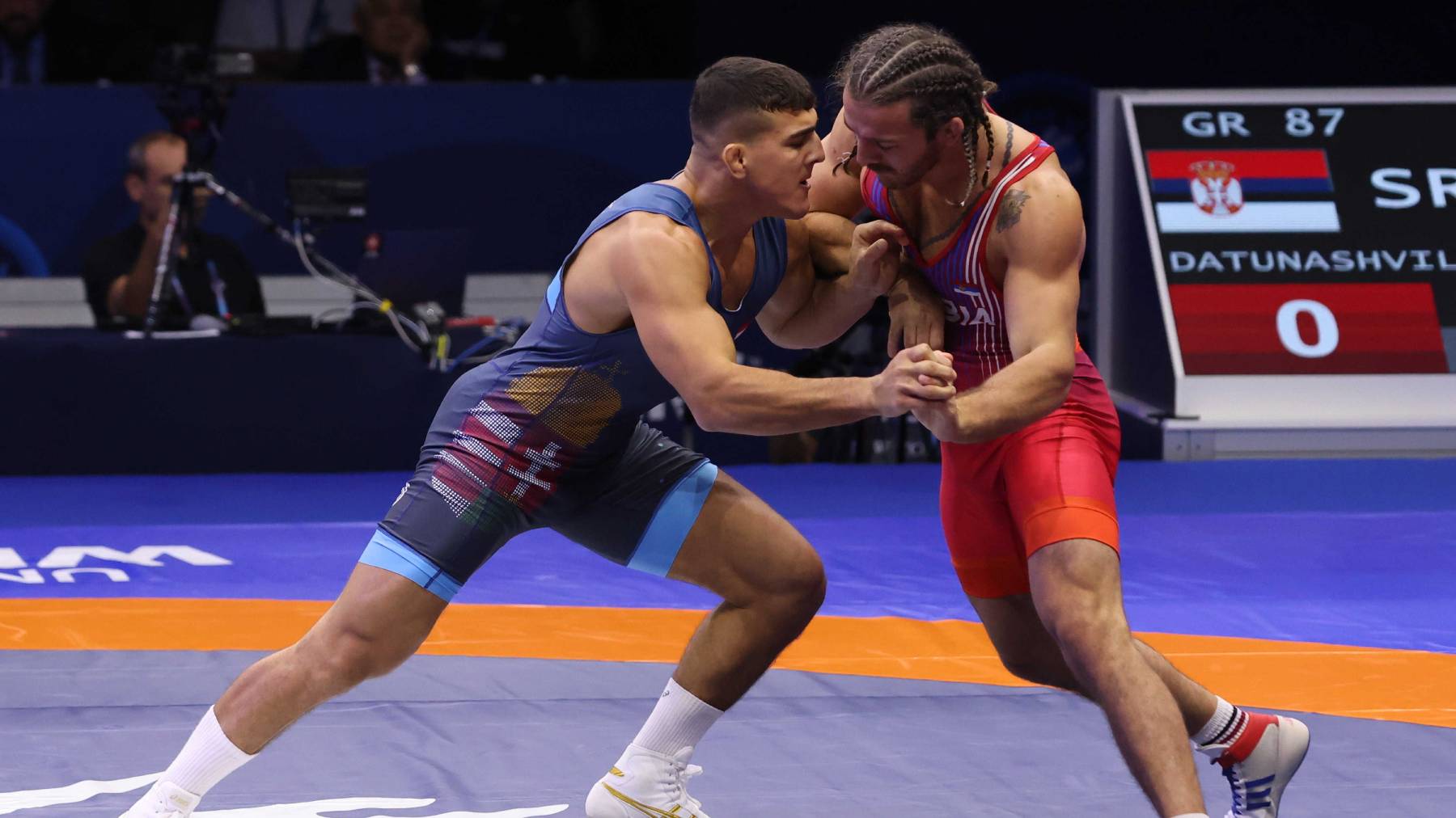 Losonczi Dávid (kékben) és a szerb Zurabi Datunashvili a belgrádi birkózó-világbajnokság kötöttfogású mezőnye 87 kilogrammos súlycsoportjának elődöntőjében 2022. szeptember 10-én.