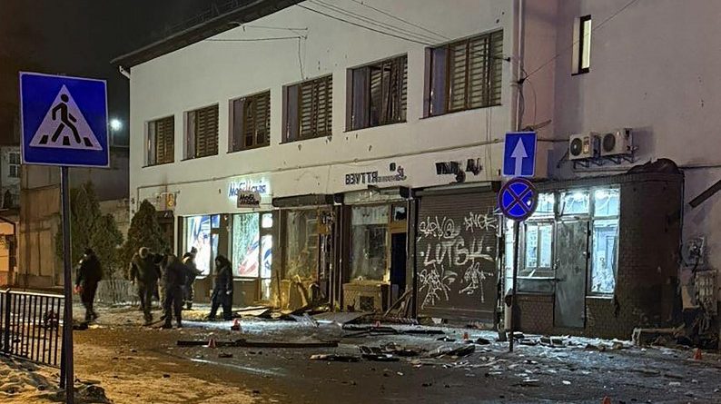 Két robbanás egy éjszakai betörésnél – 15 sebesült, egy fiatal rendőrnő meghalt Lvivben