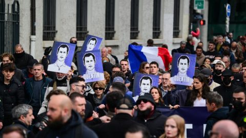 Tiltakozók kezükben a szélsőbaloldali aktivisták által meggyilkolt szélsőjobboldali aktivista, Quentin Deranque portréjával az áldozat tiszteletére tartott megemlékezésen a franciaországi Lyonban, 2026. február 21-én.