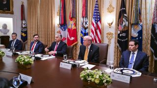 A washingtoni Trump-Orbán találkozón balról jobbra: J. D. Vance amerikai alelnök, Orbán Viktor magyar miniszterelnök, Donald Trump amerikai elnök, Marco Rubio, amerikai külügyminiszter.