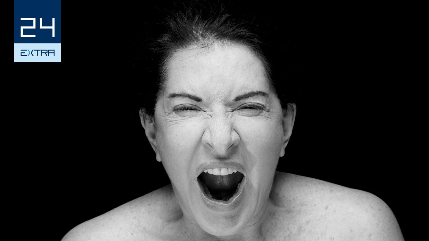 Mi értelme átfurakodni két meztelen ember között, hogy egy önveszélyes nő telekiabálhassa a fejünket?