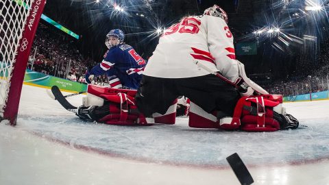 Az amerikai Megan Keller beüti a mindent eldöntő gólt a Kanada elleni döntőben az olimpiai női jégkorongtornájának döntőjében.