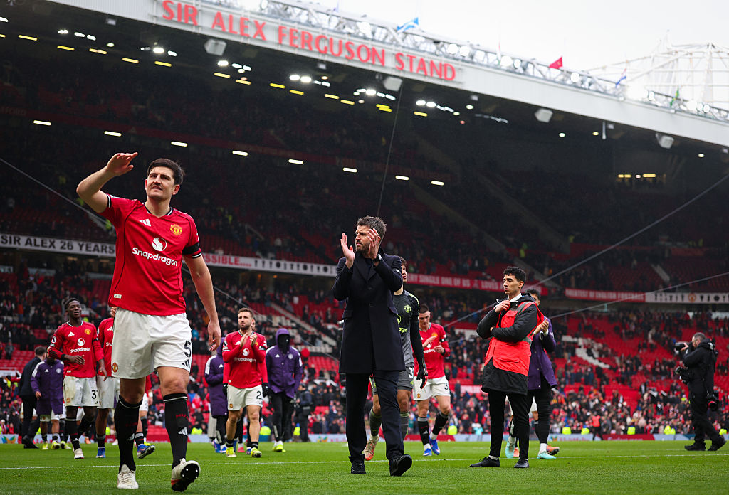 Michael Carrick köszönti a közönséget, miután a Manchester United legyőzte a Tottenhamet. 