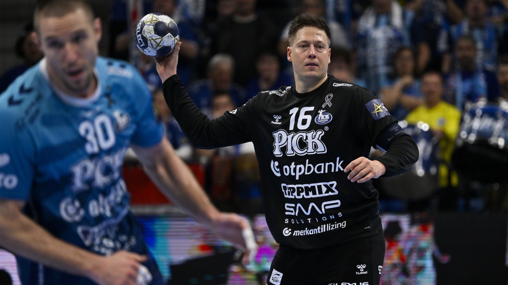 Mikler Roland, a Szeged (j) kapusa a férfi kézilabda Bajnokok Liga csoportkörében játszott OTP Bank - Pick Szeged -Eurofarm Peliszter mérkőzésen a szegedi Pick Arénában 2025. november 20-án. A Szeged 35-20-ra győzött.