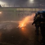 Tüntetők és rendőrök néznek farkasszemet a téli olimpia elleni tüntetésen, Milánóban.