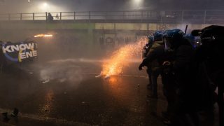 Tüntetők és rendőrök néznek farkasszemet a téli olimpia elleni tüntetésen, Milánóban.