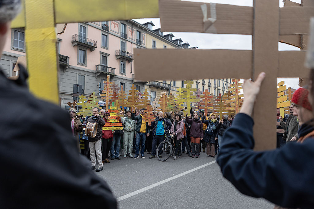 Kartonpapírból készült fák jelezték, mennyit vágtak ki a pályák miatt. 