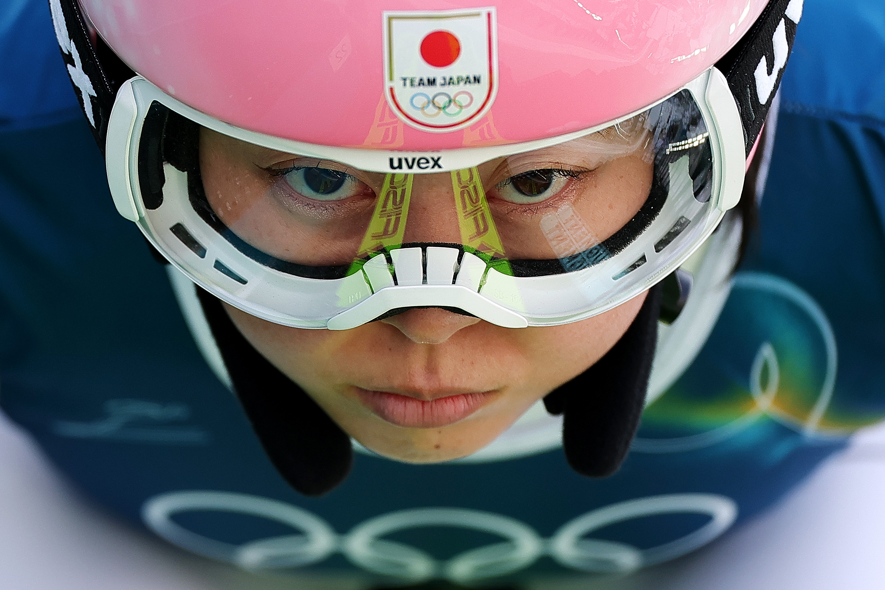 Szeto Juka, a japán női síugrócsapat versenyzője koncentrál az edzésen