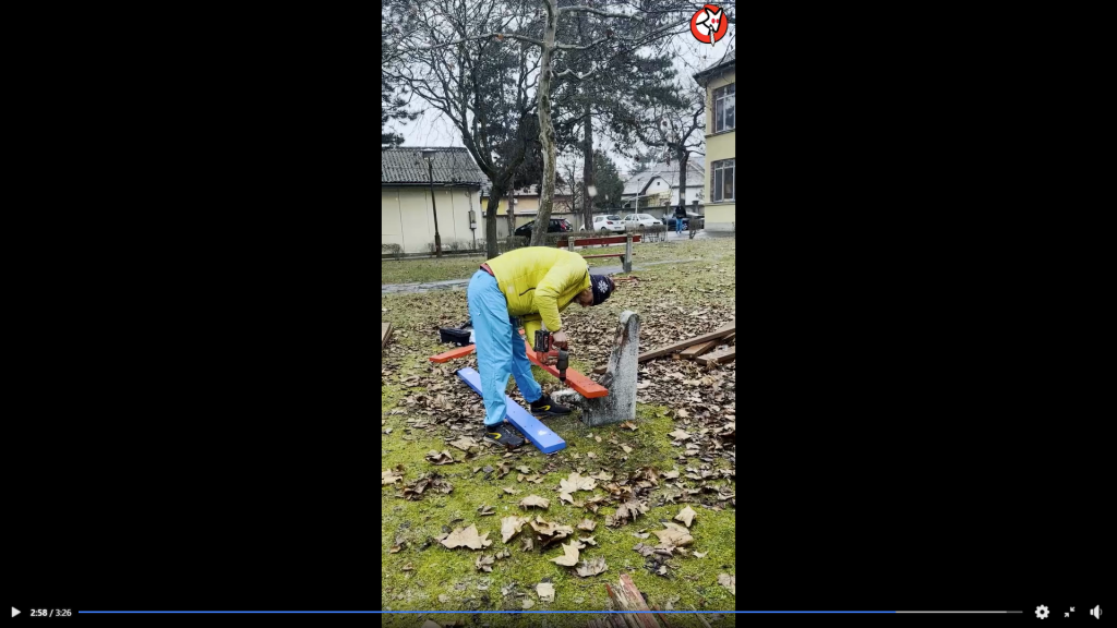 Nem engedték be a Kutyapártot egy kórházba padokat javítani, NER-es cég ruhájába öltöztek