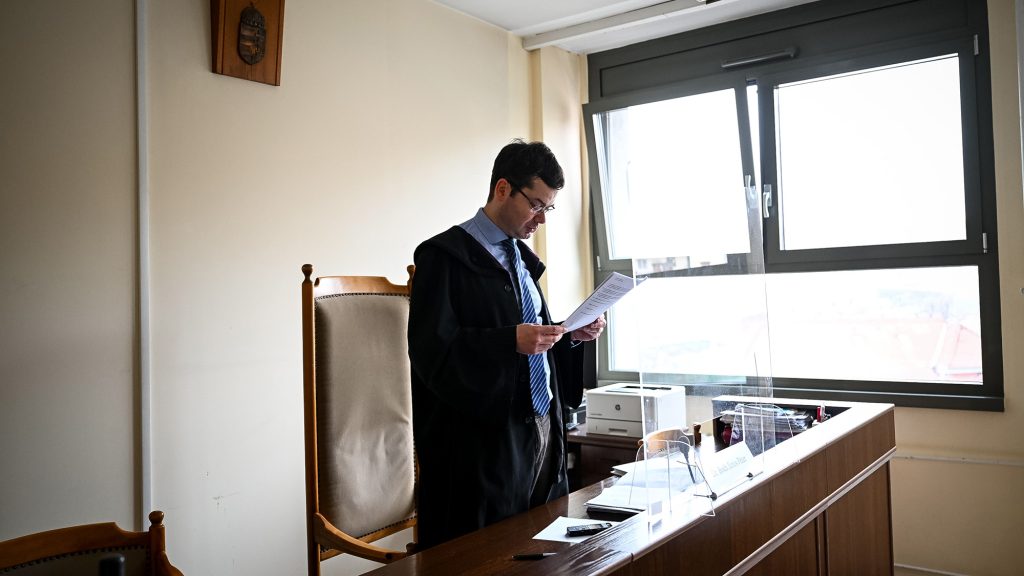 48 millió forint jár vissza egy devizahiteles családnak, a bíróság ítéletét az apa már nem érhette meg