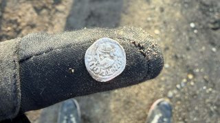 Nagy Lajos király ezüstdénárja.