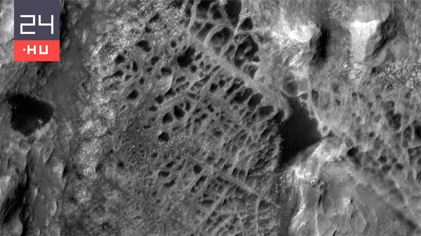 Óriás pókhálókra bukkant a NASA eszköze a Marson