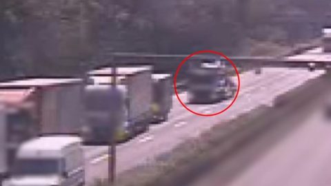 Egy pillanatkép a kocsisorba hajtó nyergesvontatóról készült videóból.